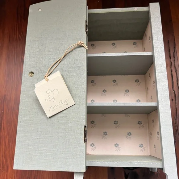 Maileg Mini Vintage Closet - Picture 5 of 7